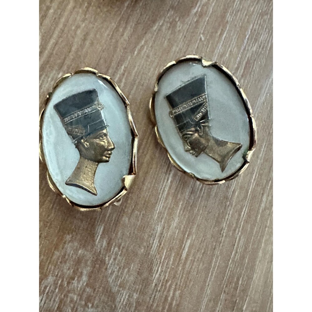 EMJ 1970s Nefertiti Intaglio Clip On Signed